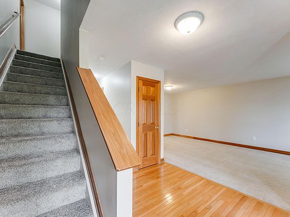 3rd image of 11812 Chanticleer Dr NW