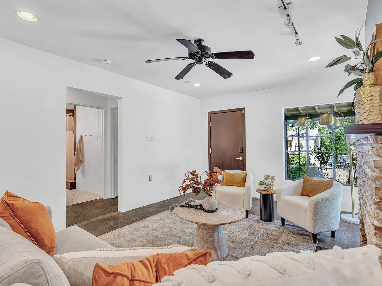 3 bed, 2.0 bath, 1719 sqft, $3,995 — Photo 3