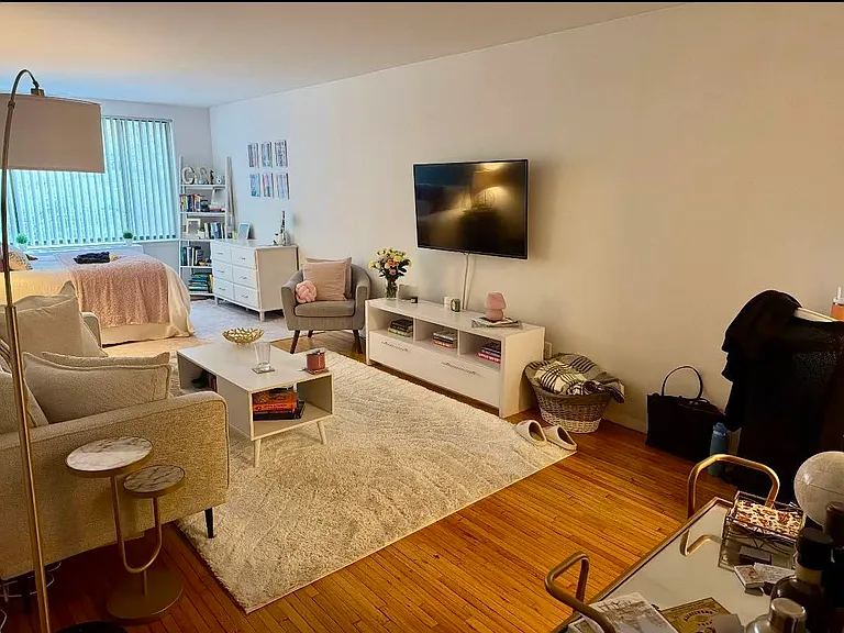 221 E 21st St #4B — Photo 1