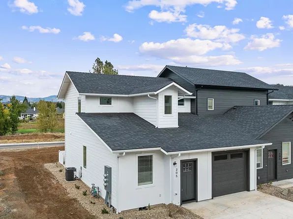 205 Bogey Ln, Eagle Point, OR 97524