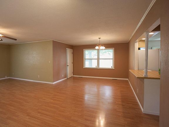 Spacious dining room 