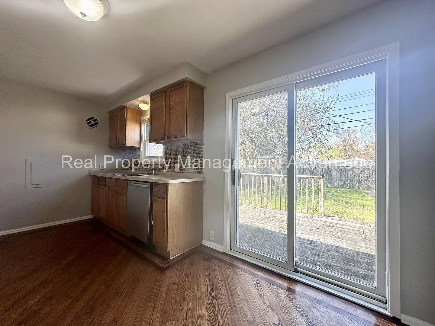 3 Bedroom Bungalow in the Heart of Roseville! — Photo 4