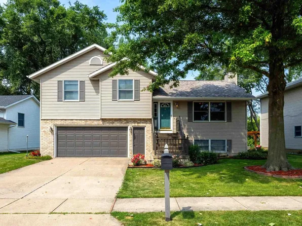 6414 Silver Creek Dr, Davenport, IA 52806