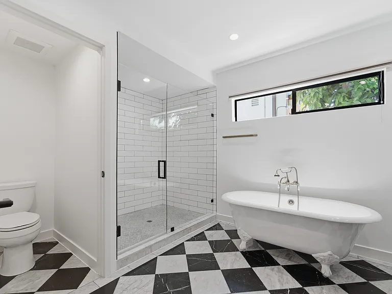 393 Huntley Dr — Photo 6