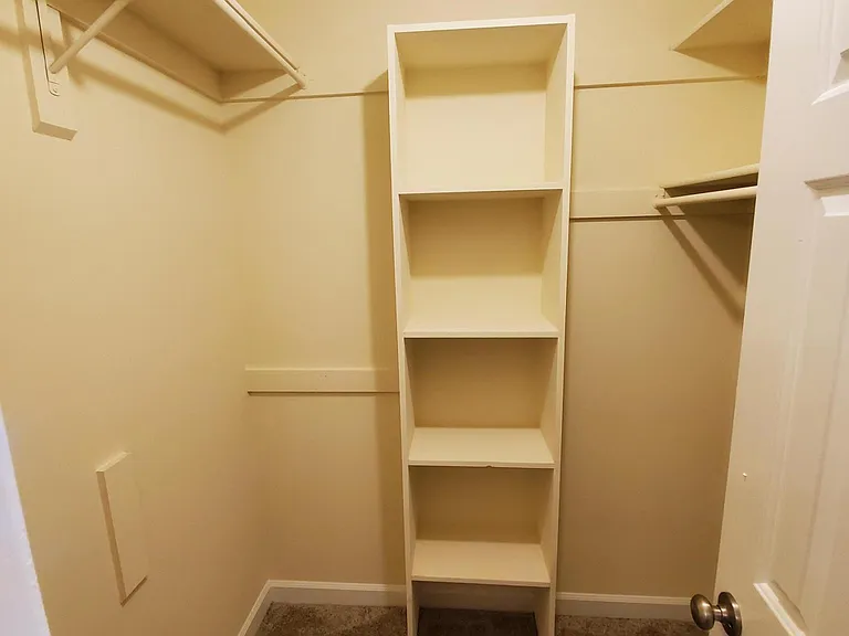 walk in closet with additional shelving