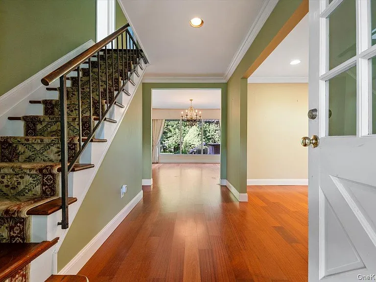 24 Thorngrove Ln — Photo 2
