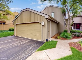 910 Oak Hill Rd APT C, Lake Barrington, IL 60010