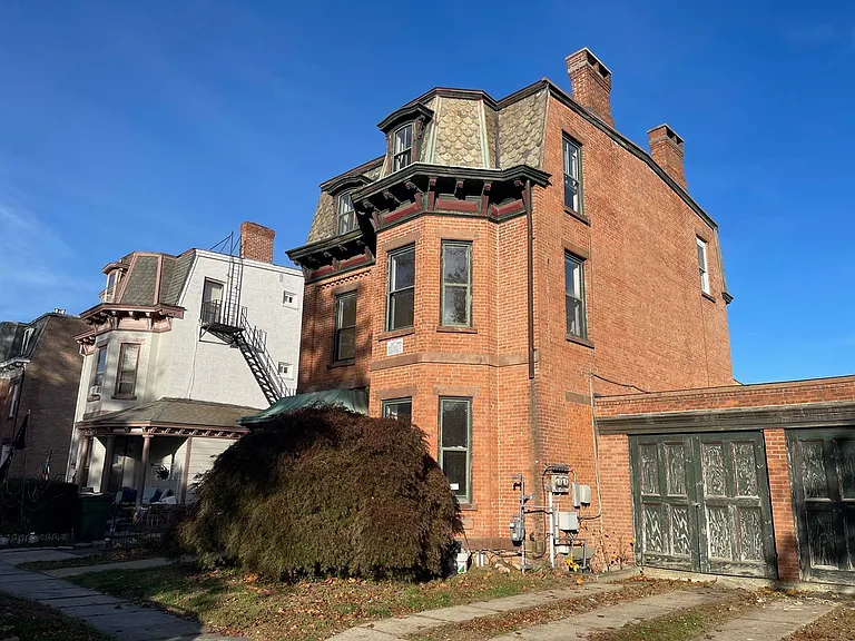 166 Montgomery St — Photo 2