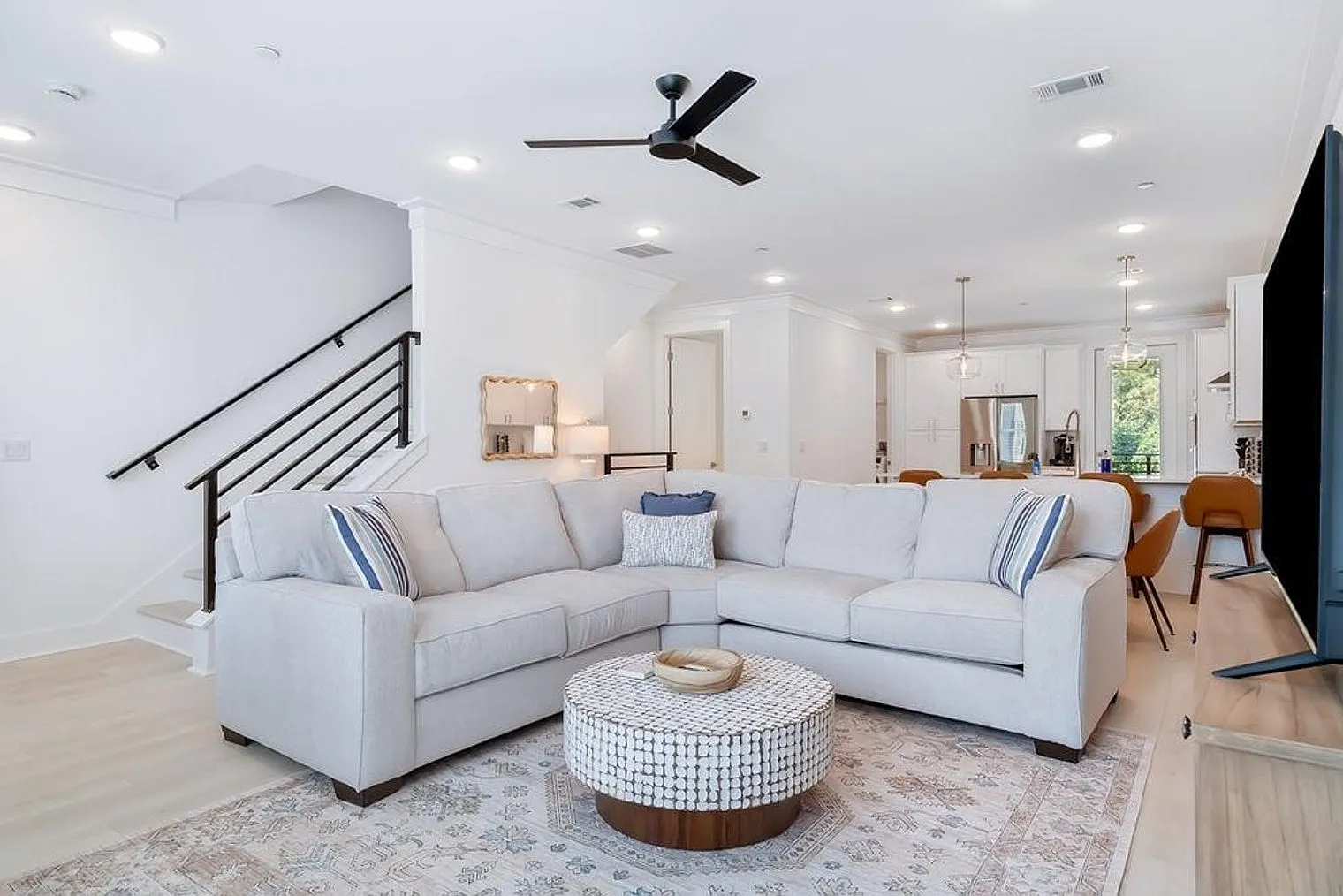 4 bed, 3.0 bath, 1980 sqft, $5,040 — Photo 3