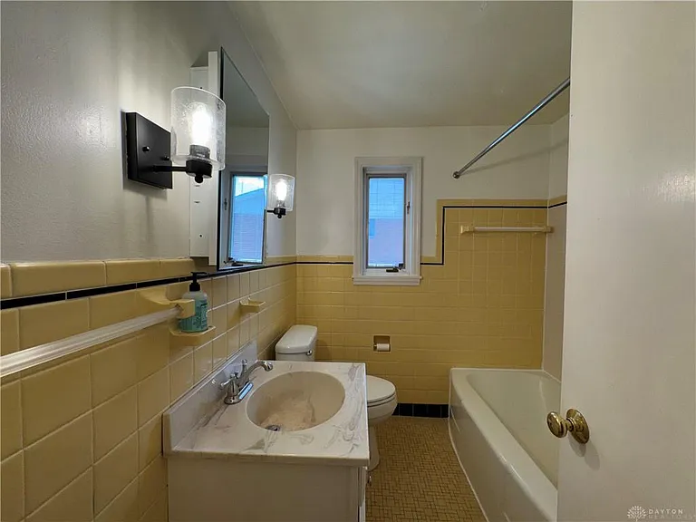 440 Lonsdale Ave #1 — Photo 12