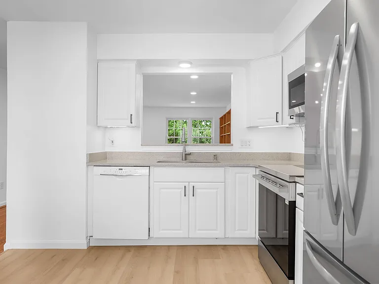 423 McDaniel Dr — Photo 2