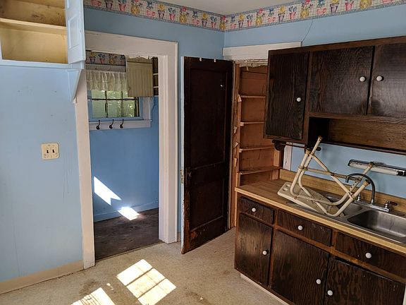 5th image of 212 Evaleen Ave