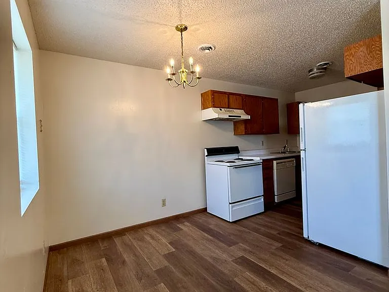 1950 Farrar Dr — Photo 3
