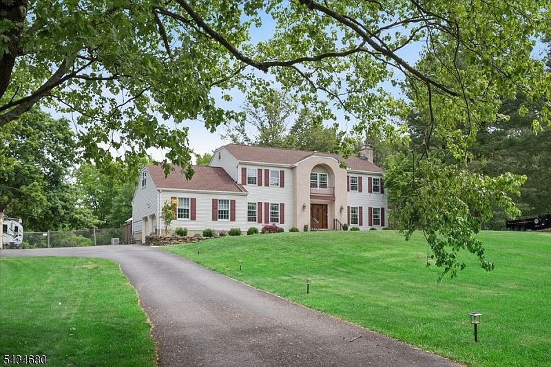 1st image of 5 Glen Ridge Dr