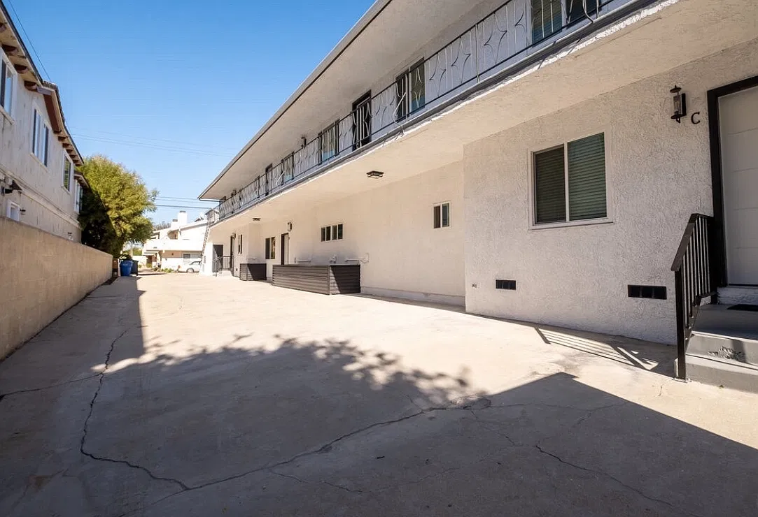 2 bed, 700 sqft, $3,350 — Photo 3