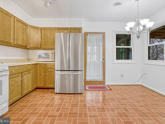 3rd image of 6208 Hillview Ave