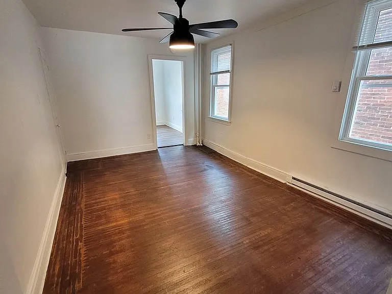 565 W Market St — Photo 10