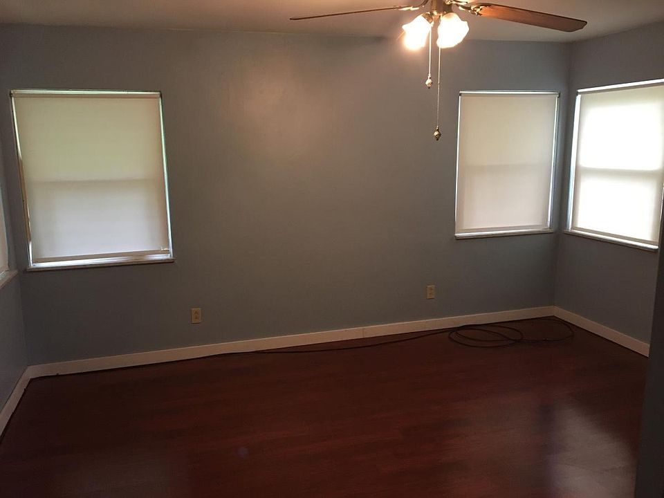 Master bed. Has LARGE closet, 4 windows