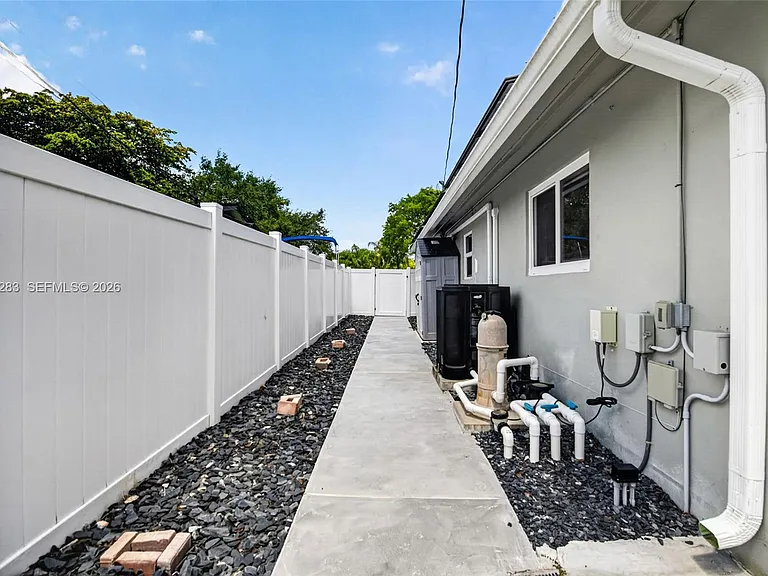410 SW 55th Ave — Photo 33
