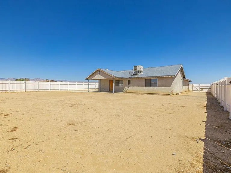 6940 Quezon Ave — Photo 30