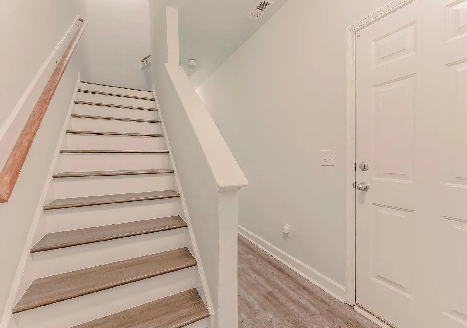 3 bed, 3.5 bath, 2068 sqft, $2,100 — Photo 4