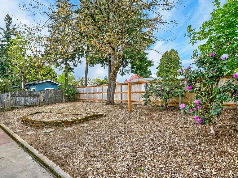 345 NW Norman Ave — Photo 30
