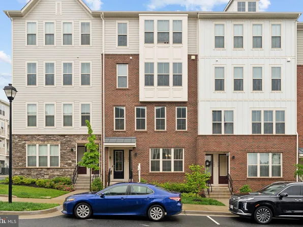 906 California Dr NE, Leesburg, VA 20176