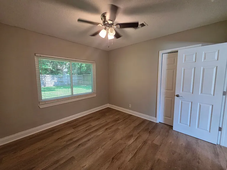 109 Reed Rd — Photo 17
