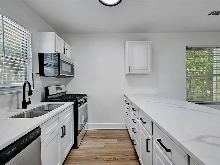 2305 Longview St — Photo 30