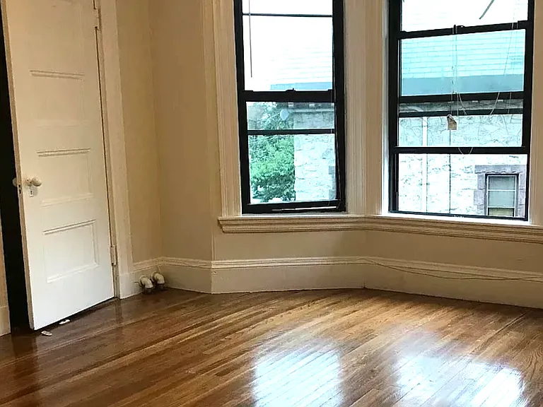 31 Quint Ave #HOUSE — Photo 5