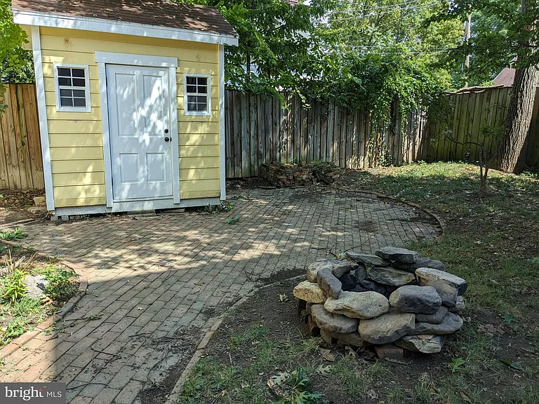 306 N Locust St — Photo 26