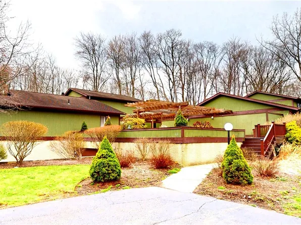 17652 Walnut Trl, Chagrin Falls, OH 44023