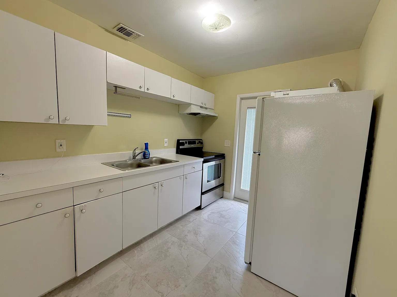 2 bed, 1.0 bath, 800 sqft, $2,000 — Photo 2