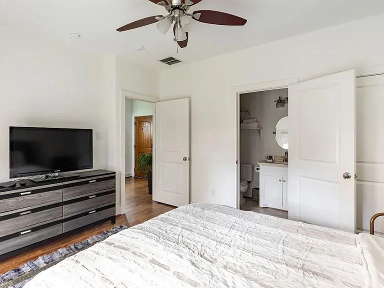 2525 Calumet St — Photo 15