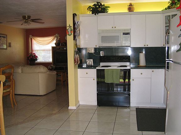 Kitchen Cabinets in Excellent Condition