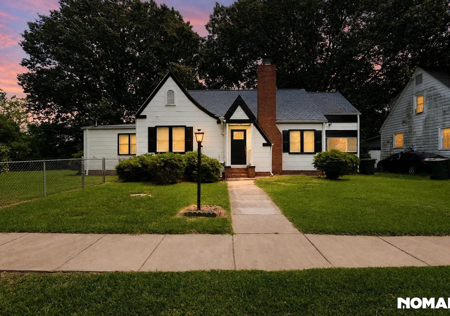 Charming Duplex Top Unit in Hampton — Photo 1