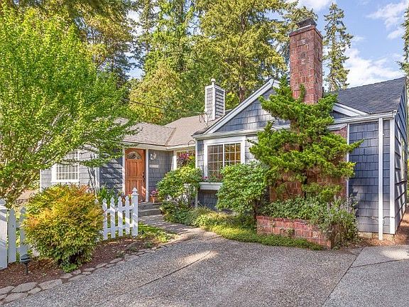 Lovell-style architecture with an ideal layout.