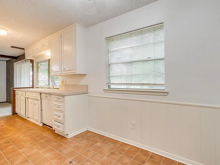 812 E Prairie View Rd — Photo 6