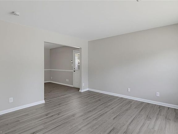 3rd image of 905 Camden Ct