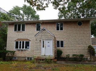 68 Tamarack St, Islip, NY 11751