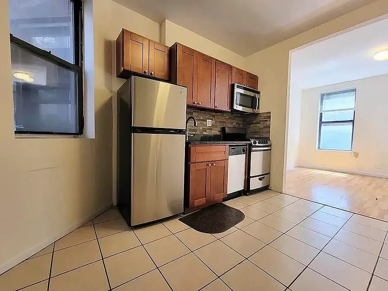 226 E 26th St #2U — Photo 5