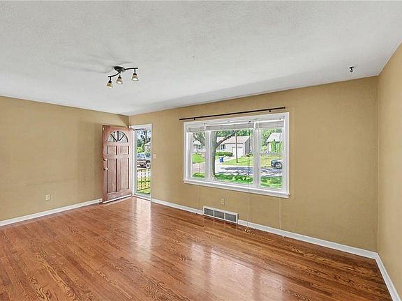 5th image of 9517 Summit St