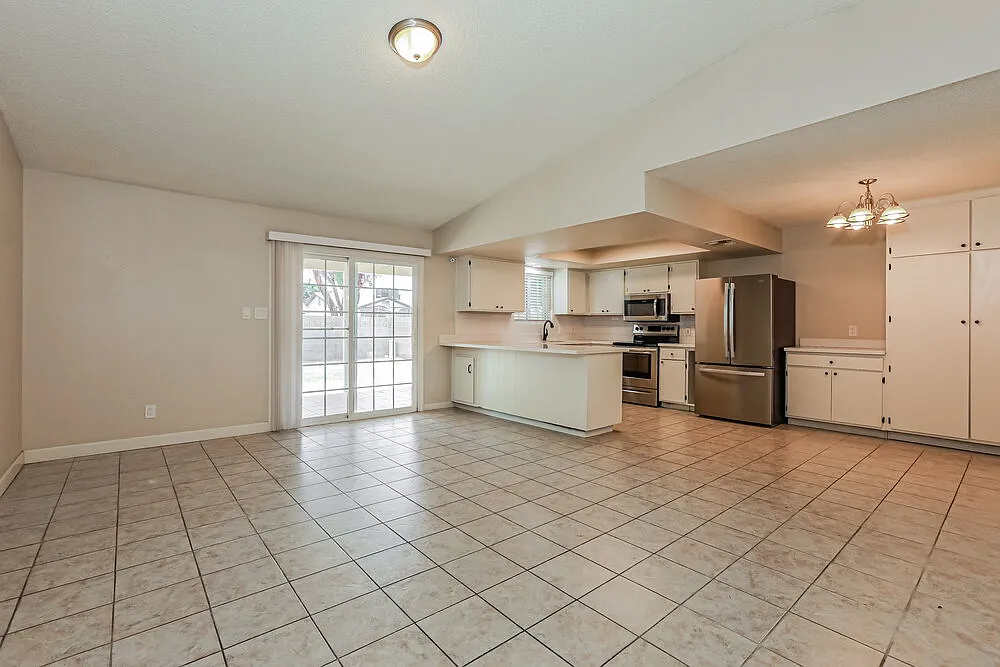 3 bed, 2.0 bath, 1307 sqft, $2,310 — Photo 3