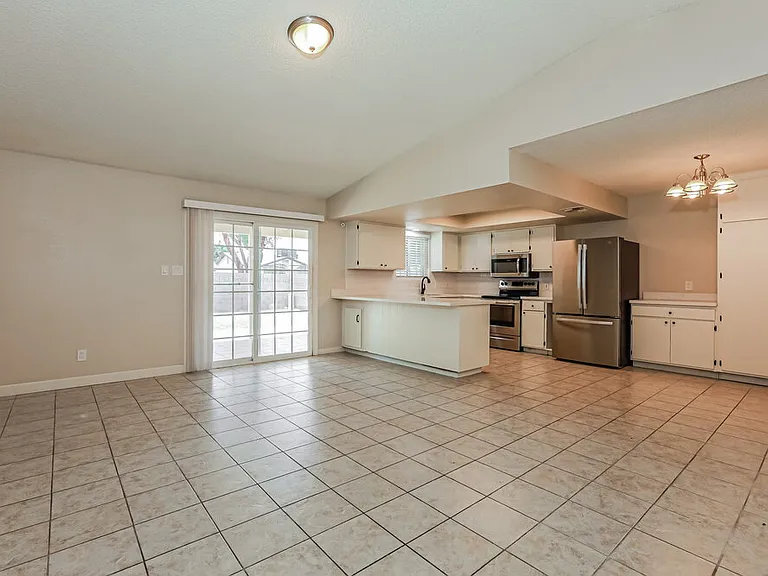 2915 E Dolphin Ave — Photo 3
