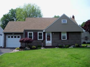27 Tanglewood Ln, Colonia, NJ