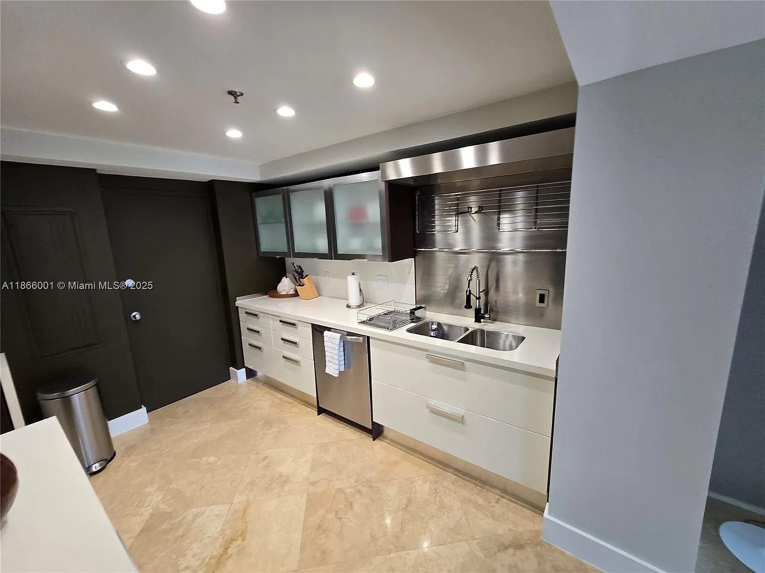 Jockey Club Iii Condo — Photo 3
