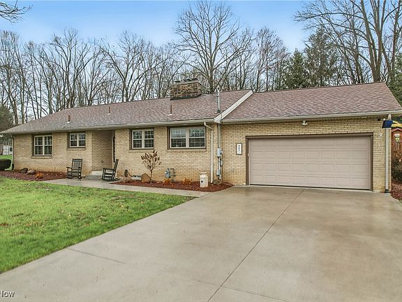 3rd image of 905 Crestwood Dr NE