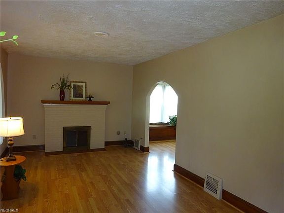 2nd image of 857 11th St NE