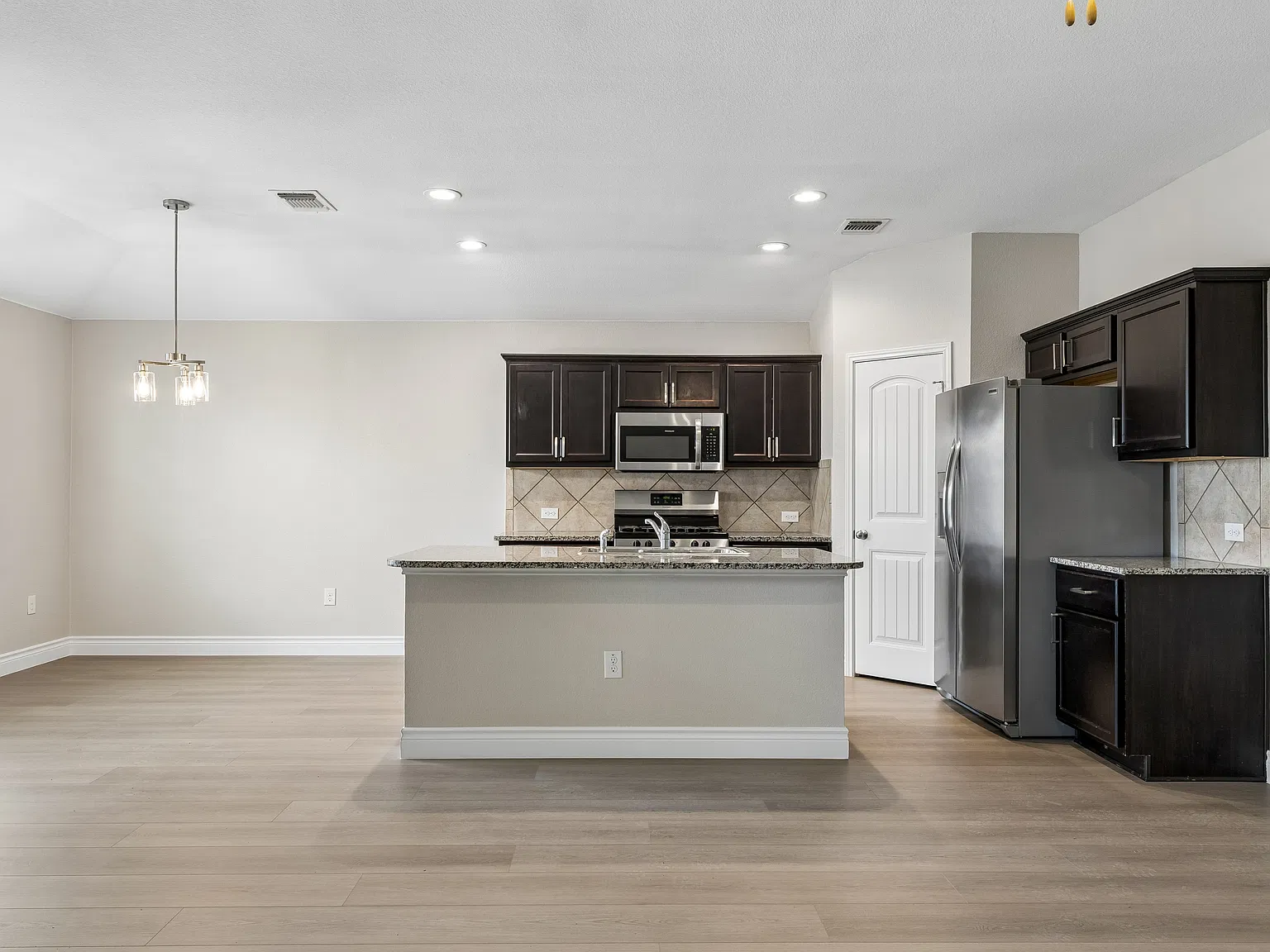 3 bed, 1508 sqft, $2,100 — Photo 4