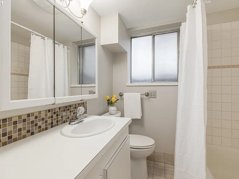 6641 E Burnside St #B — Photo 5